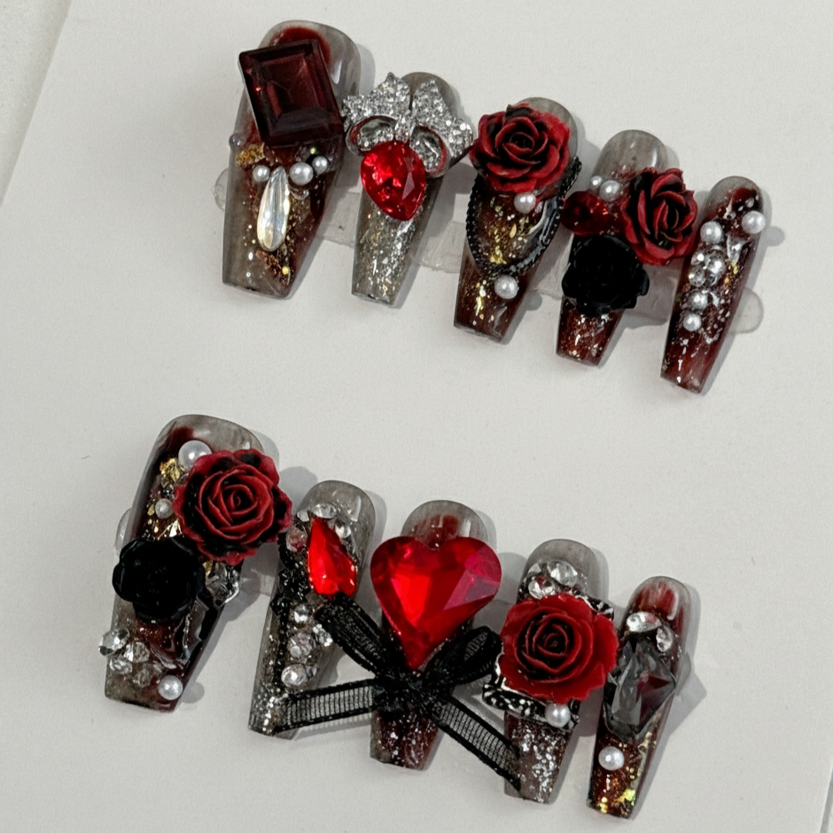 真紅と漆黒のバロックリボンネイル